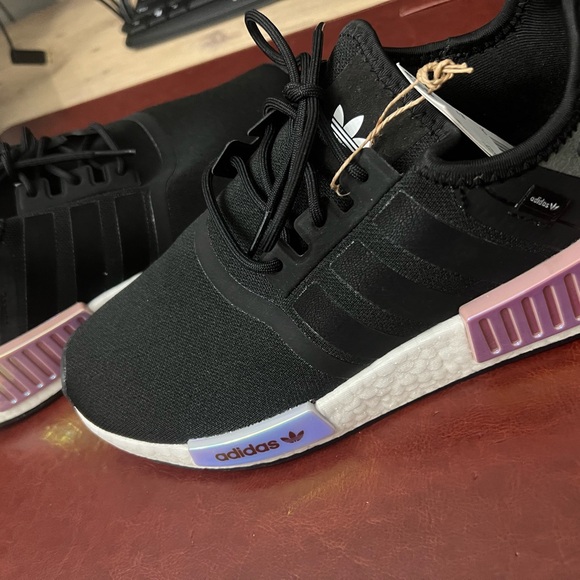 Adidas NMD R1 Parley Sneakers in Magic Mauve NWT - Picture 2 of 10